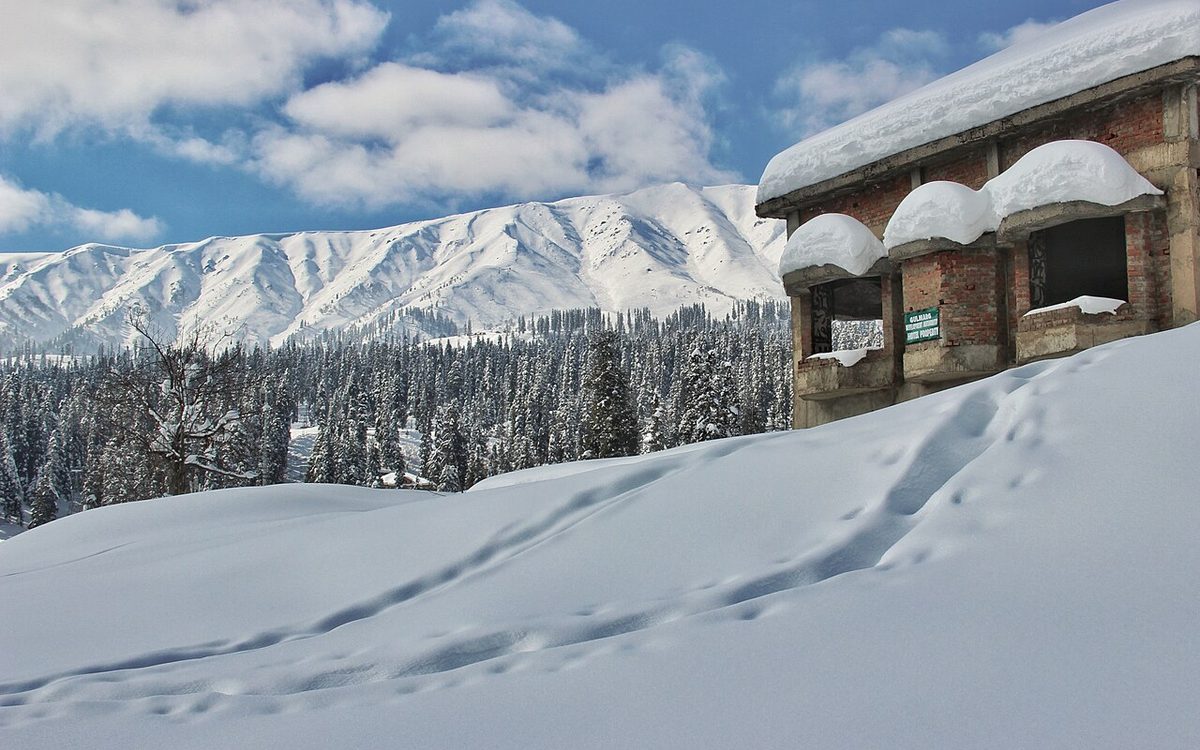 Kashmir in Winter: Snow, Skiing & Frozen Beauty